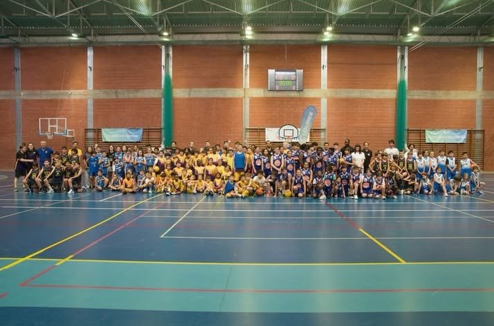 Atletas e comunidade do Basket de Loures num convívio da Associação de Basquetebol de Lisboa